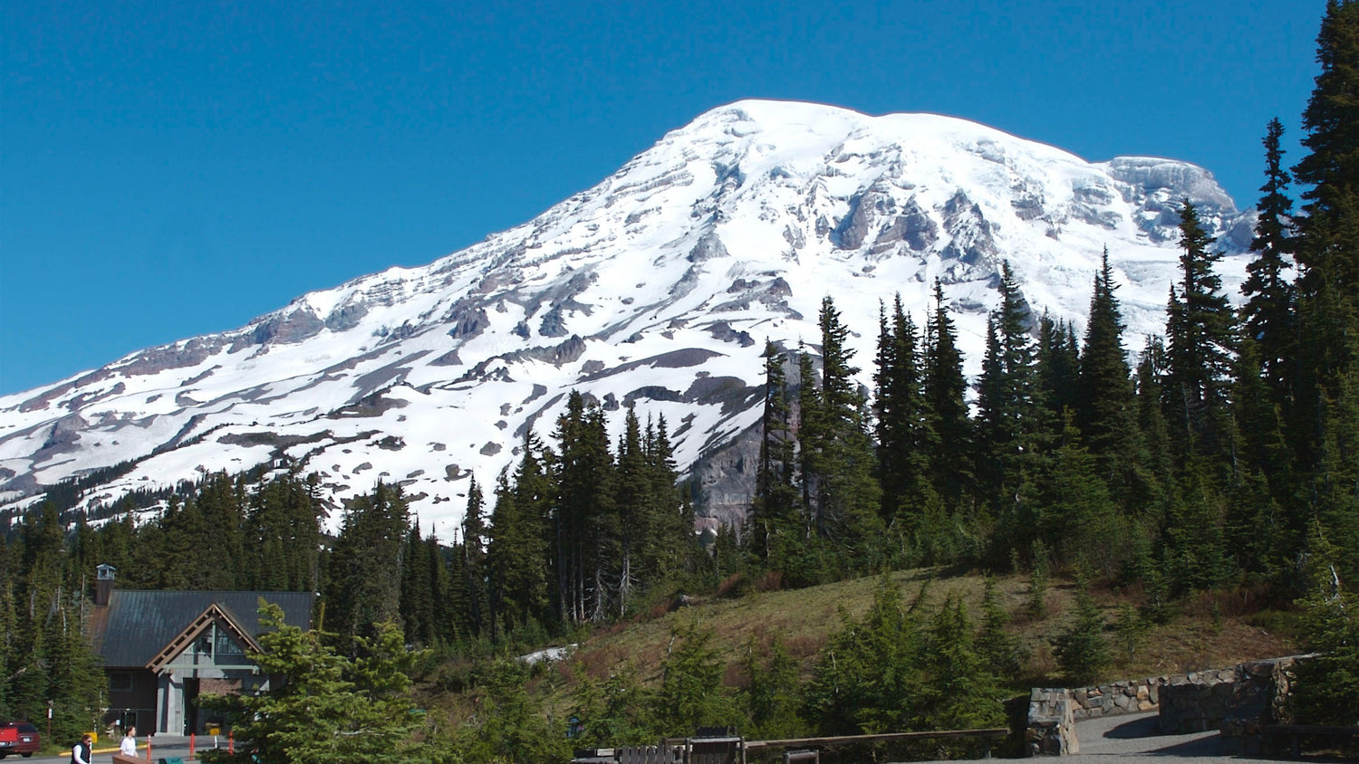 普段使いからアウトドア、トレイルランニングの際に便利で機能的なアイテムを展開。定番で人気のiPhoneなどスマホを斜め掛けできるフォンスストラップは、テント用コードを使ったおしゃれなデザイン。長さ調整もできキャッシュレス決済時に便利。その他に買い物時に便利なパッカブルのトート、バックパック、ポーチ、サコッシュなど多機能なバッグ類、AirPods Pro(エアポッズプロ)などワイヤレスイヤホンの落下防止に活躍してくれるエアポッズコード、読書やスポーツ時にメガネのズレを防止してくれるグラスコード、トレンドのマ